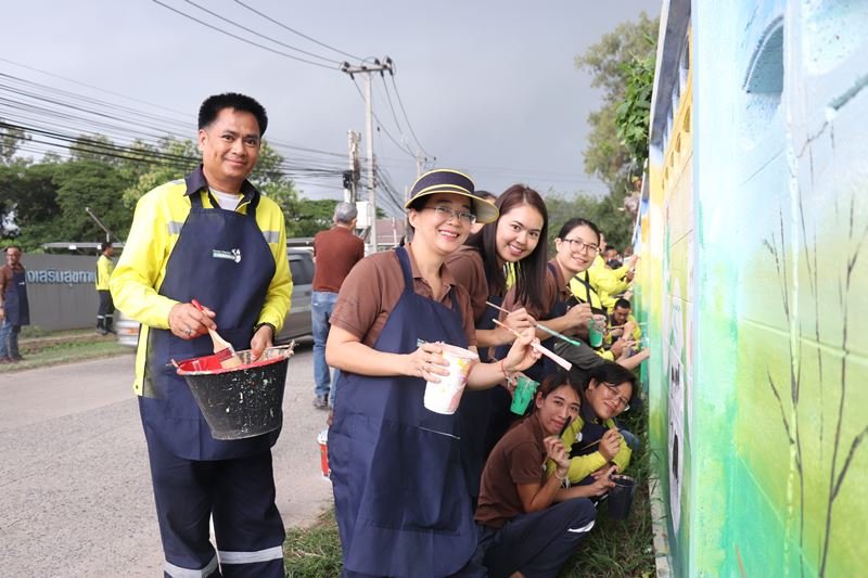 CMAN Volunteer Activity, "Sai Aeim Pai See" (Wearing Apron, Painting the Wall)